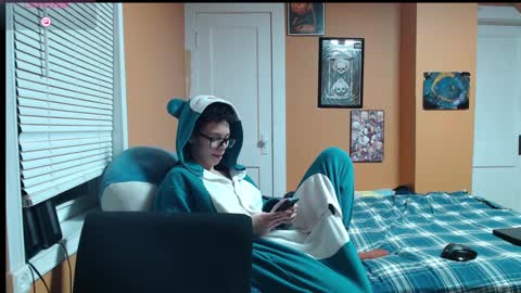 Snapshot of bright_pink_strawberry chatting on 01-09-25, 12:46 Strawberry online show from 01-09-25, 12:46