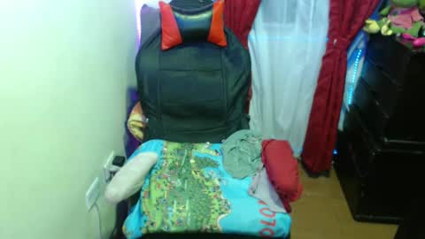 scarleth    follow mee 3 kis online show from 02-08-25, 04:47