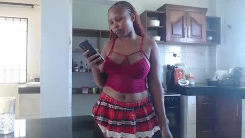 Snapshot of brownebonyagain chatting on 02-03-26, 10:42 bella online show from 02-03-26, 10:42