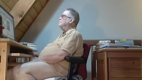 Snapshot of brubar chatting on 10-11-25, 09:24 brubar online show from 10-11-25, 09:24