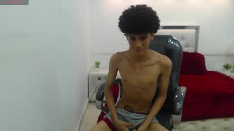 Snapshot of bruce_twink chatting on 02-19-25, 06:54 B R U C E T W I N K online show from 02-19-25, 06:54