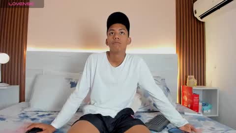 Snapshot of brunette__boy chatting on 09-14-25, 03:38 Luis online show from 09-14-25, 03:38