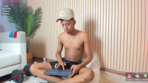 Snapshot of brunette__boy chatting on 09-26-25, 03:32 Luis online show from 09-26-25, 03:32