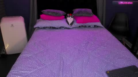 Snapshot of bull_vixen2001 chatting on 10-16-25, 11:17 Bunny and The Rock online show from 10-16-25, 11:17