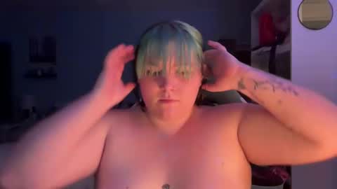 Snapshot of bumblebeebuzzer chatting on 02-15-25, 06:02 bumblebeebuzzer online show from 02-15-25, 06:02