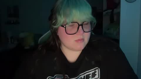 Snapshot of bumblebeebuzzer chatting on 02-19-25, 04:01 bumblebeebuzzer online show from 02-19-25, 04:01