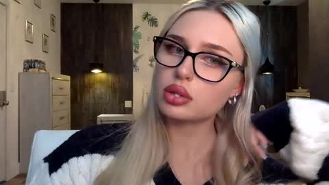 Snapshot of bunnykhalessi chatting on 10-15-25, 09:59 OnlyFans BunnyKhalessi online show from 10-15-25, 09:59