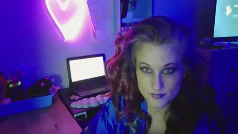 busybee83 online show from 12-19-25, 12:23