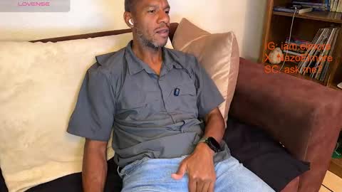 My name is Robert  Dont be shysay hi I love to chat. For requests or dirty talk please use tips  online show from 03-28-26, 06:35