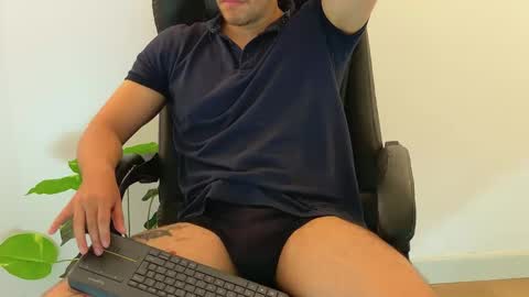 Snapshot of camara110 chatting on 10-23-25, 12:32 camara110 online show from 10-23-25, 12:32