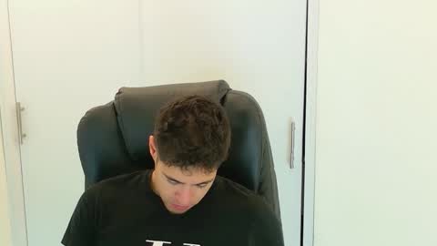 Snapshot of camara110 chatting on 11-24-25, 02:11 camara110 online show from 11-24-25, 02:11