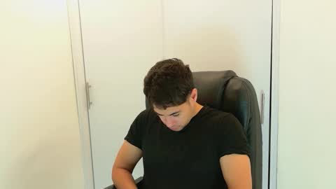 Snapshot of camara110 chatting on 12-21-25, 03:57 camara110 online show from 12-21-25, 03:57