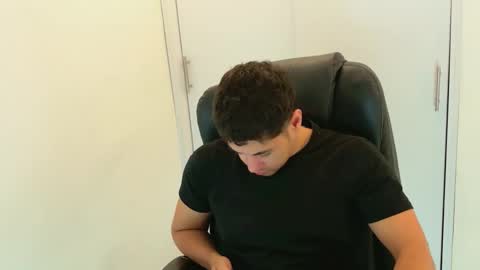 Snapshot of camara110 chatting on 12-22-25, 02:41 camara110 online show from 12-22-25, 02:41