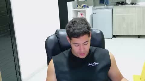 Snapshot of camara110 chatting on 02-25-26, 01:04 camara110 online show from 02-25-26, 01:04