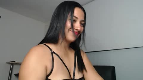 Snapshot of camilaaoficial chatting on 12-17-25, 03:56 Camila online show from 12-17-25, 03:56