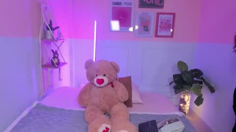 Snapshot of camilarivers chatting on 11-19-25, 11:43 Camila online show from 11-19-25, 11:43