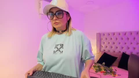 Snapshot of candiegilson__ chatting on 10-13-25, 01:22 Candie online show from 10-13-25, 01:22