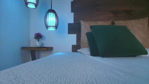 Jolie online show from 10-17-25, 09:23