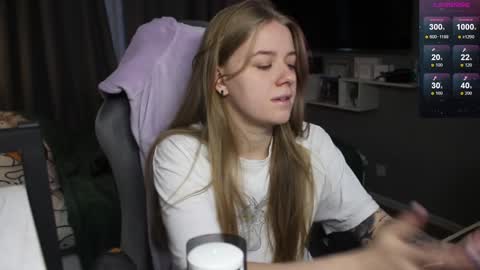 Snapshot of candy_meggie chatting on 12-12-24, 01:06 Megan online show from 12-12-24, 01:06