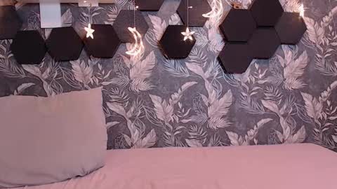 Mia online show from 12-05-25, 04:21