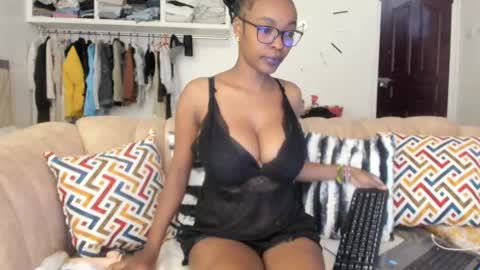 Snapshot of canela_kisses chatting on 01-24-25, 10:00 Canela online show from 01-24-25, 10:00