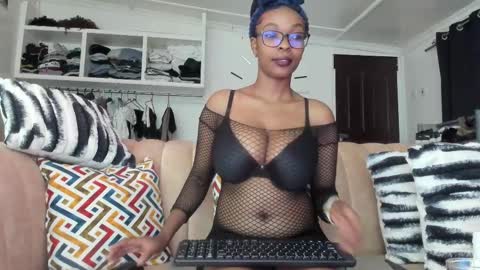Snapshot of canela_kisses chatting on 02-11-25, 06:33 Canela online show from 02-11-25, 06:33