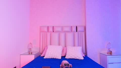 Aura  online show from 11-19-25, 11:54