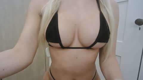 Snapshot of cantfitmybra chatting on 11-04-25, 04:50 your queen online show from 11-04-25, 04:50