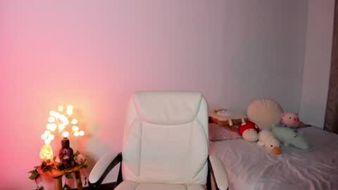 Snapshot of caramelo_xox chatting on 12-19-24, 01:18              online show from 12-19-24, 01:18