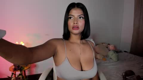 Snapshot of caramelo_xox chatting on 02-15-25, 10:44              online show from 02-15-25, 10:44