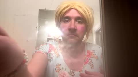 Snapshot of carlacee chatting on 11-09-25, 10:02 carlacee online show from 11-09-25, 10:02