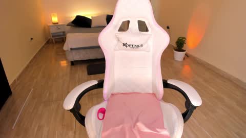 Snapshot of carleewinter chatting on 01-11-25, 04:27 Alejandra online show from 01-11-25, 04:27