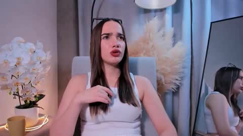 Snapshot of carlottamatlin chatting on 11-20-25, 04:29 Leila online show from 11-20-25, 04:29