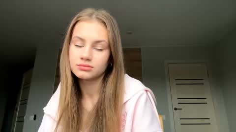 Snapshot of carolecronan chatting on 12-18-25, 08:31 Lisa online show from 12-18-25, 08:31