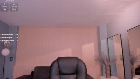 Snapshot of carolinegrace_ chatting on 01-29-25, 01:38 Caro online show from 01-29-25, 01:38