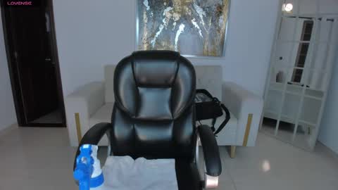 Snapshot of carolinegrace_ chatting on 03-09-25, 10:19 Caro online show from 03-09-25, 10:19