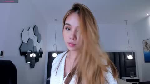 Snapshot of carolinegrace_ chatting on 10-27-25, 10:41 Caro online show from 10-27-25, 10:41
