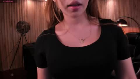 Snapshot of carolinegrace_ chatting on 11-28-25, 10:40 Caro online show from 11-28-25, 10:40