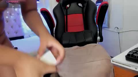 Snapshot of carolinescoth_dl chatting on 12-21-24, 08:54 Caroline Scoth online show from 12-21-24, 08:54