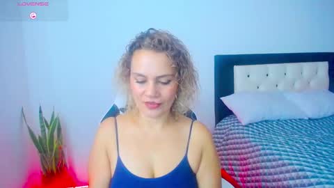 CarolinneFiotti online show from 10-20-25, 02:28