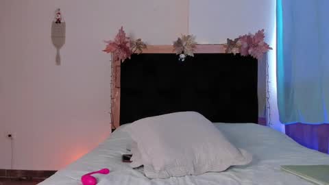 Snapshot of carorosse chatting on 12-16-24, 07:43 Caro online show from 12-16-24, 07:43