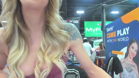 Snapshot of caseykissesxoxo chatting on 10-26-25, 06:58 casey kisses online show from 10-26-25, 06:58