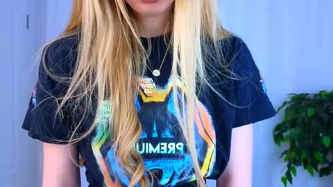 Hello my name is Cassie and my friend Nilo is also here online show from 02-27-25, 12:45