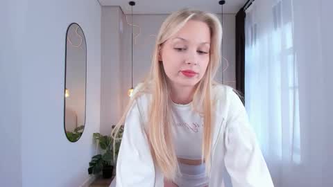 Hello my name is Cassie and my friend Nilo is also here online show from 10-03-25, 06:54