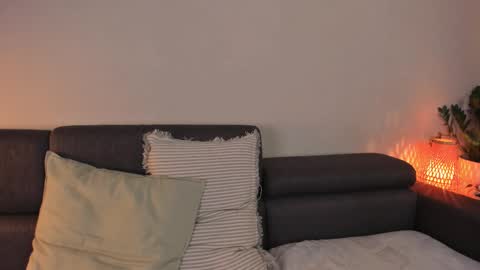  cassandra  online show from 10-18-25, 05:46