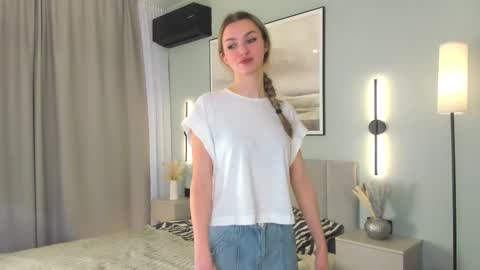 Snapshot of casual_blonde chatting on 02-18-26, 07:15 For friends Kira online show from 02-18-26, 07:15