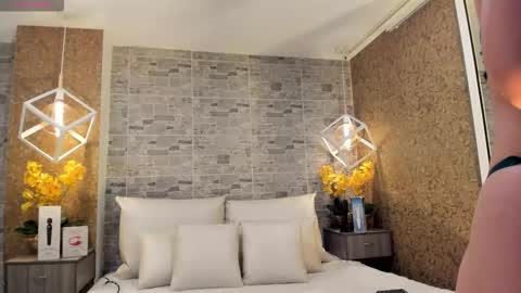 Snapshot of catalinnathompson chatting on 10-29-25, 12:07 CatalinnaThompson online show from 10-29-25, 12:07