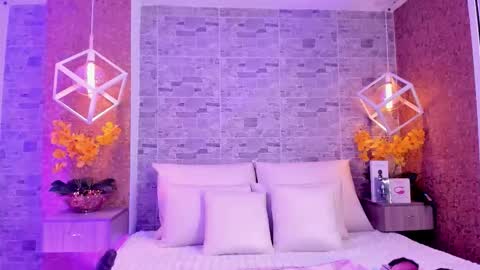 Snapshot of catalinnathompson chatting on 11-12-25, 12:05 CatalinnaThompson online show from 11-12-25, 12:05