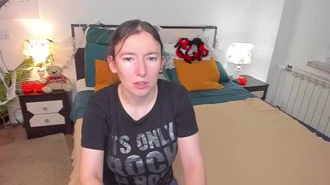 Snapshot of catherinewalls chatting on 10-29-25, 06:59 Catrin online show from 10-29-25, 06:59