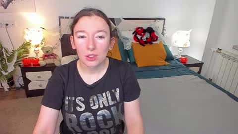 Snapshot of catherinewalls chatting on 10-31-25, 06:14 Catrin online show from 10-31-25, 06:14